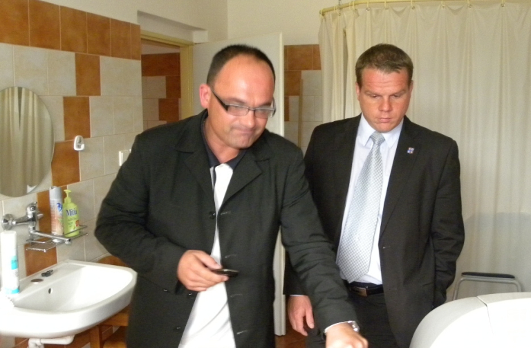 Radní Pavel Petrráček (vpravo) a ředitel Radim Pochop při prohlídce zařízení domova.j